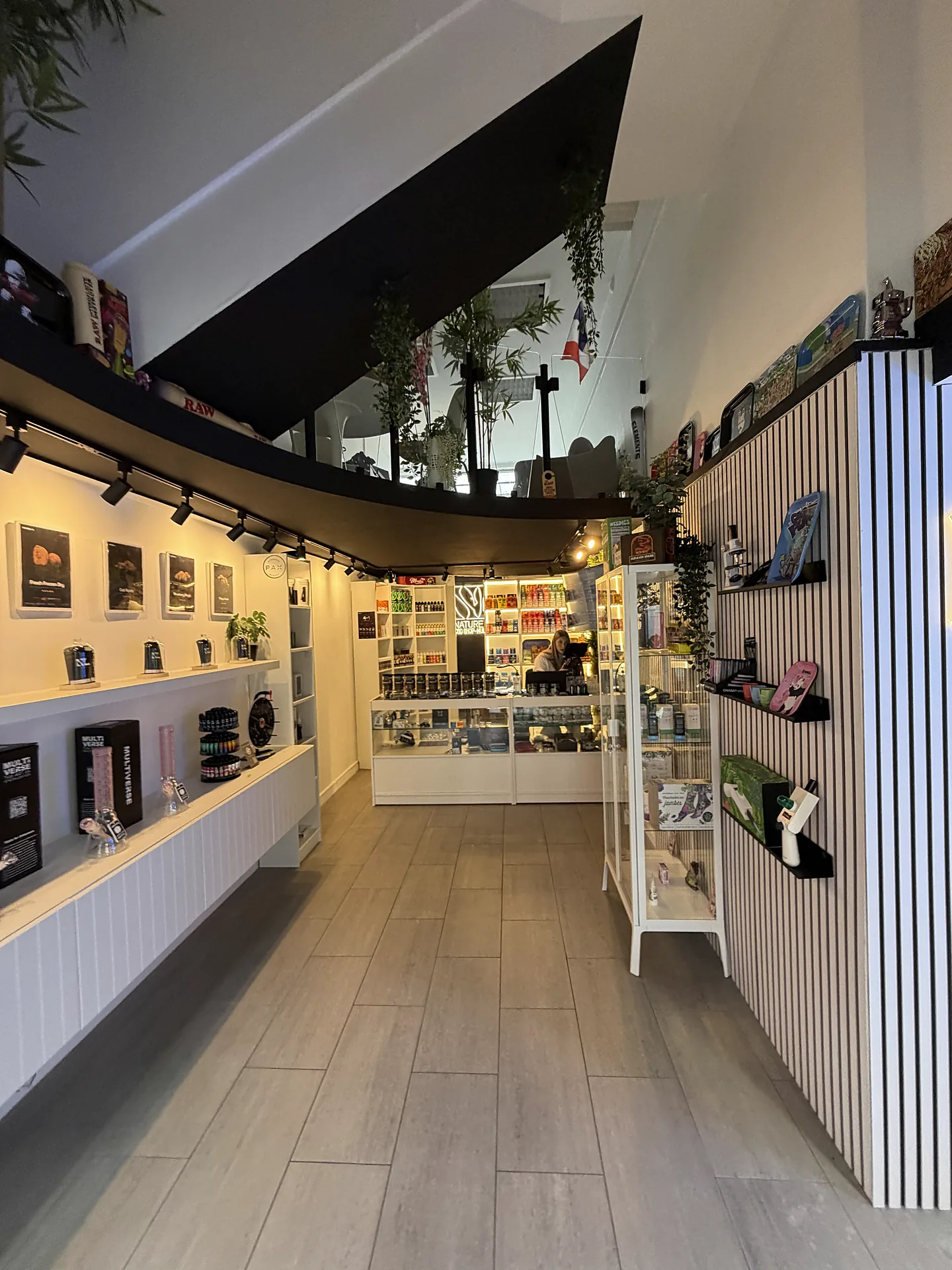 Intérieur de la boutique Nature Lab de Mulhouse, 28 rue du Sauvage : fleurs, résines et vaporisateurs CBD et CBC