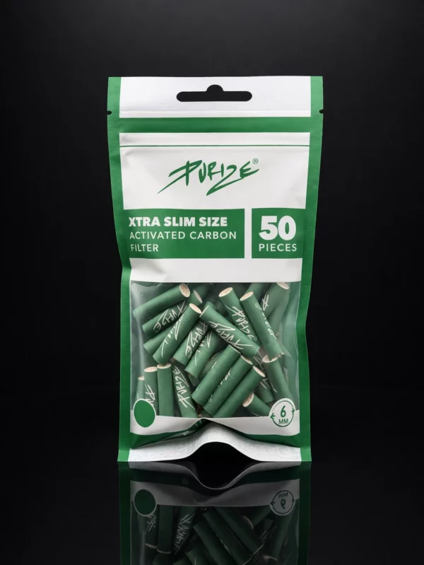 Filtres charbon actif Purize : une filtration optimale Les filtres charbon actif Purize 6 mm sont conçus pour améliorer l’expérience de fumée en filtrant une partie des substances indésirables. Grâce au charbon actif, ils permettent : de réduire les impuretés d’adoucir la fumée de préserver les arômes Le charbon actif est reconnu pour ses propriétés filtrantes, ce qui en fait un choix privilégié pour les utilisateurs recherchant une inhalation plus agréable. Format Xtra Slim 6 mm idéal pour le roulage Ces filtres slim 6 mm sont parfaitement adaptés : aux cigarettes roulées aux joints aux utilisateurs recherchant un tirage fluide Le format Xtra Slim offre un bon équilibre entre filtration et tirage, sans trop restreindre le flux d’air. Embouts céramique pour une meilleure qualité Chaque filtre Purize est équipé de caps en céramique aux extrémités : améliore la durabilité garantit une filtration homogène évite l’inhalation de particules Ce détail technique distingue Purize des filtres classiques. Sachet refermable pratique et hermétique Le conditionnement en sachet zip refermable permet : une conservation optimale une protection contre l’humidité un transport facile Idéal pour une utilisation quotidienne ou nomade. Une expérience de fumée plus propre et agréable Les filtres Purize sont particulièrement appréciés pour : une fumée moins irritante une meilleure restitution des saveurs une réduction des résidus Ils s’adressent aux utilisateurs recherchant une alternative plus qualitative aux filtres classiques. Pourquoi choisir les filtres Purize Xtra Slim 6 mm charbon actif haute qualité filtration efficace format slim idéal embouts céramique sachet refermable 50 filtres par paquet Contenu du paquet 1 × Sachet de 50 filtres Purize Xtra Slim 6 mm Mots-clés SEO intégrés filtre charbon actif purize, filtre purize 6mm, filtre slim charbon actif, filtre roulage charbon actif, filtre cigarette purize, filtre joint charbon actif, purize xtra slim 50 filtres ALT IMAGES SEO filtres purize charbon actif 6mm xtra slim sachet 50 filtre charbon actif purize slim roulage cigarette purize filtre 6mm charbon actif embout ceramique