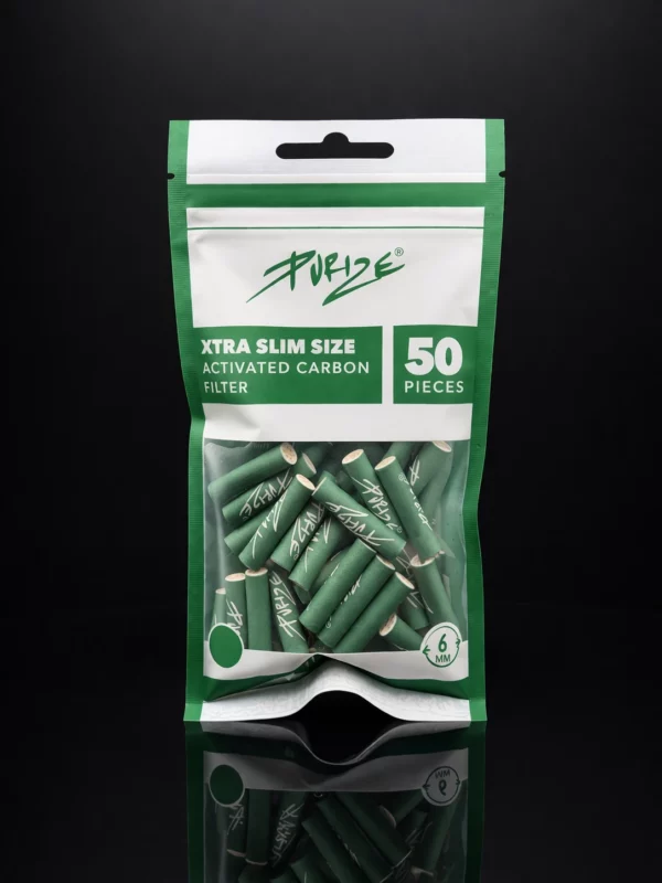 Filtres charbon actif Purize : une filtration optimale Les filtres charbon actif Purize 6 mm sont conçus pour améliorer l’expérience de fumée en filtrant une partie des substances indésirables. Grâce au charbon actif, ils permettent : de réduire les impuretés d’adoucir la fumée de préserver les arômes Le charbon actif est reconnu pour ses propriétés filtrantes, ce qui en fait un choix privilégié pour les utilisateurs recherchant une inhalation plus agréable. Format Xtra Slim 6 mm idéal pour le roulage Ces filtres slim 6 mm sont parfaitement adaptés : aux cigarettes roulées aux joints aux utilisateurs recherchant un tirage fluide Le format Xtra Slim offre un bon équilibre entre filtration et tirage, sans trop restreindre le flux d’air. Embouts céramique pour une meilleure qualité Chaque filtre Purize est équipé de caps en céramique aux extrémités : améliore la durabilité garantit une filtration homogène évite l’inhalation de particules Ce détail technique distingue Purize des filtres classiques. Sachet refermable pratique et hermétique Le conditionnement en sachet zip refermable permet : une conservation optimale une protection contre l’humidité un transport facile Idéal pour une utilisation quotidienne ou nomade. Une expérience de fumée plus propre et agréable Les filtres Purize sont particulièrement appréciés pour : une fumée moins irritante une meilleure restitution des saveurs une réduction des résidus Ils s’adressent aux utilisateurs recherchant une alternative plus qualitative aux filtres classiques. Pourquoi choisir les filtres Purize Xtra Slim 6 mm charbon actif haute qualité filtration efficace format slim idéal embouts céramique sachet refermable 50 filtres par paquet Contenu du paquet 1 × Sachet de 50 filtres Purize Xtra Slim 6 mm Mots-clés SEO intégrés filtre charbon actif purize, filtre purize 6mm, filtre slim charbon actif, filtre roulage charbon actif, filtre cigarette purize, filtre joint charbon actif, purize xtra slim 50 filtres ALT IMAGES SEO filtres purize charbon actif 6mm xtra slim sachet 50 filtre charbon actif purize slim roulage cigarette purize filtre 6mm charbon actif embout ceramique