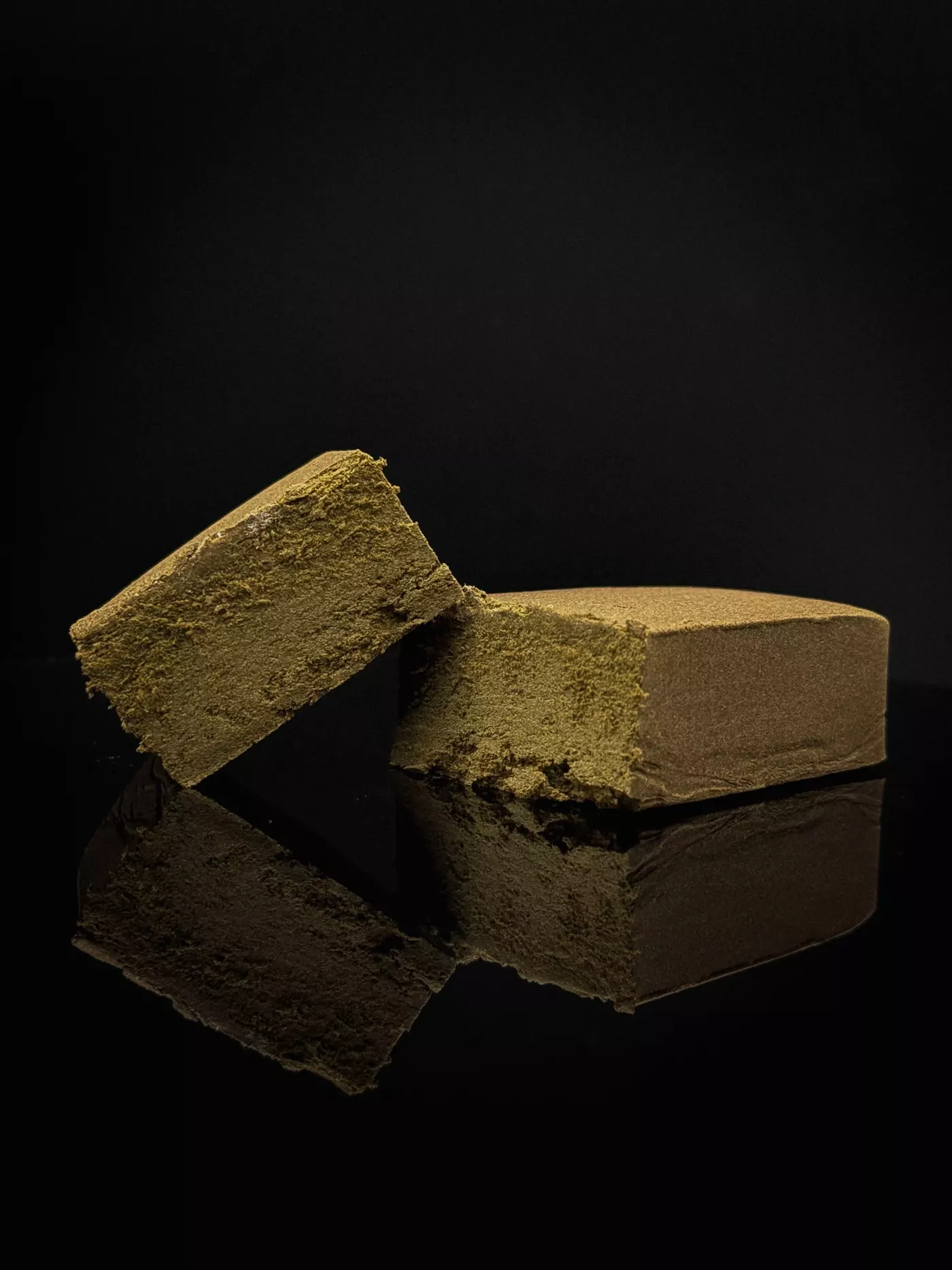 Résine CBD pressée type ketama, texture compacte