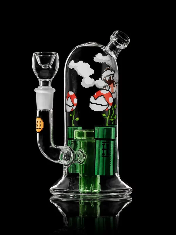 Bong Gamer HEMPER en verre borosilicate avec décor rétro-gaming 8-bit, plantes carnivores pixelisées et percolateur douchette en forme de tuyau vert