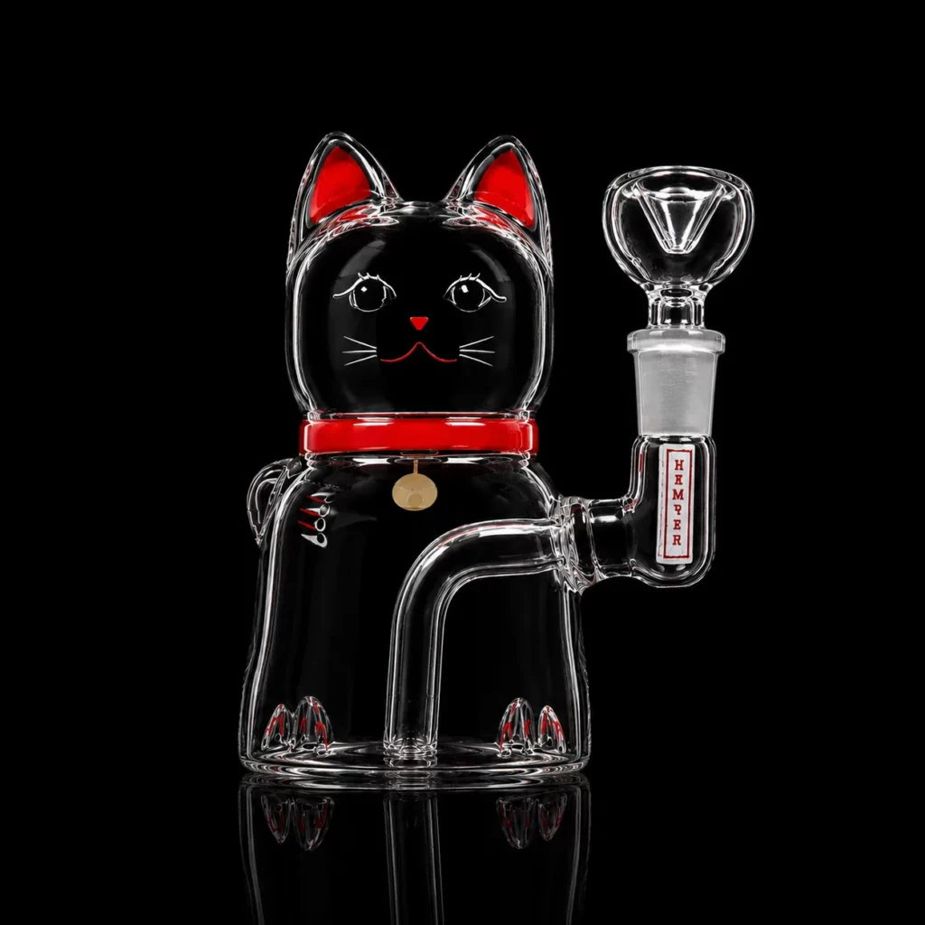 Bong Lucky Cat HEMPER en verre borosilicate noir en forme de maneki-neko avec collier rouge, clochette dorée et douille dans la patte levée