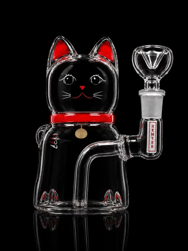 Bong Lucky Cat HEMPER en verre borosilicate noir en forme de maneki-neko avec collier rouge, clochette dorée et douille dans la patte levée