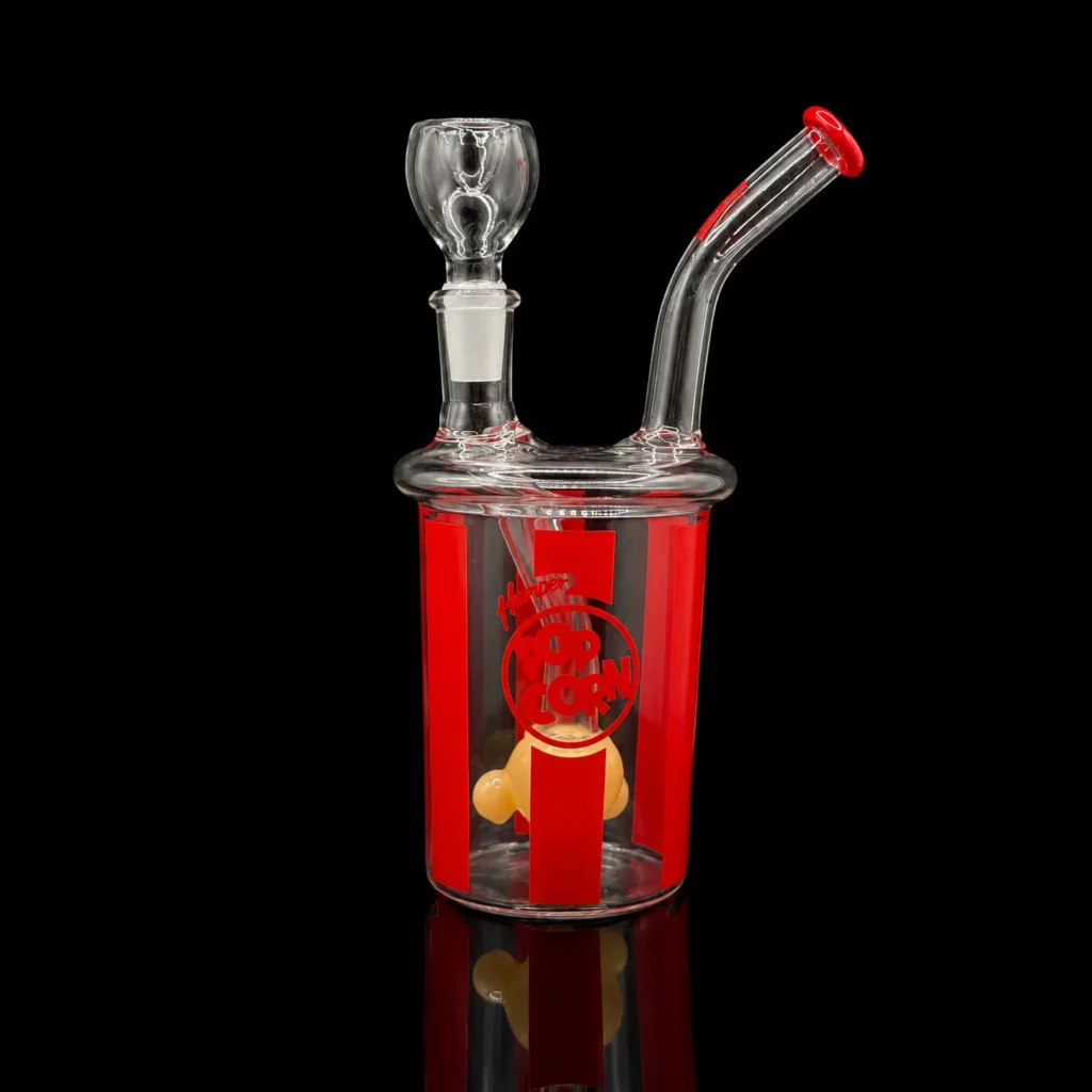 Bong Popcorn HEMPER en verre borosilicate en forme de seau de pop-corn de cinéma rayé rouge et blanc avec percolateur grain de maïs ambré