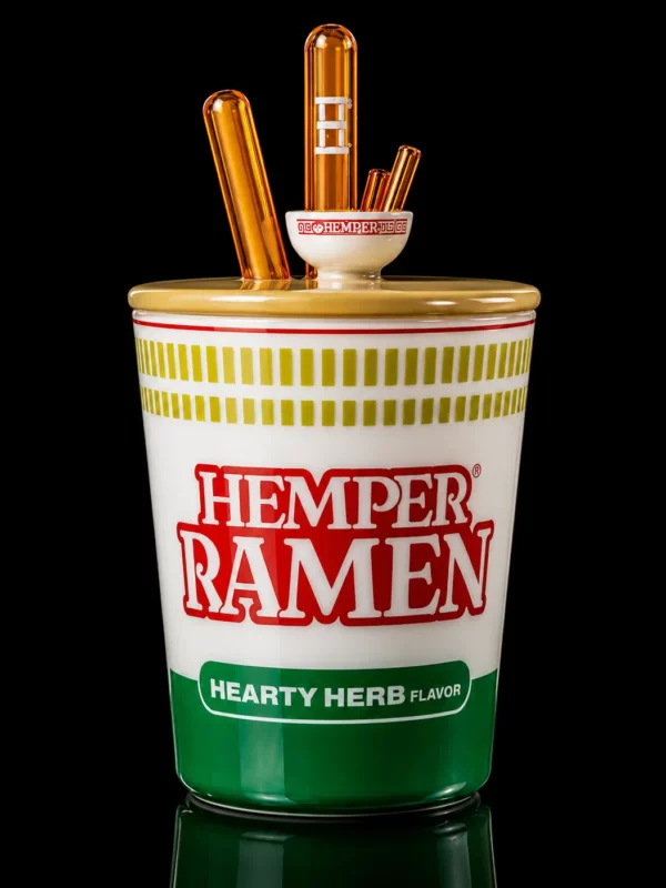 Bong Ramen XL HEMPER en verre borosilicate en forme de cup de nouilles instantanées avec baguettes ambrées et couvercle jaune
