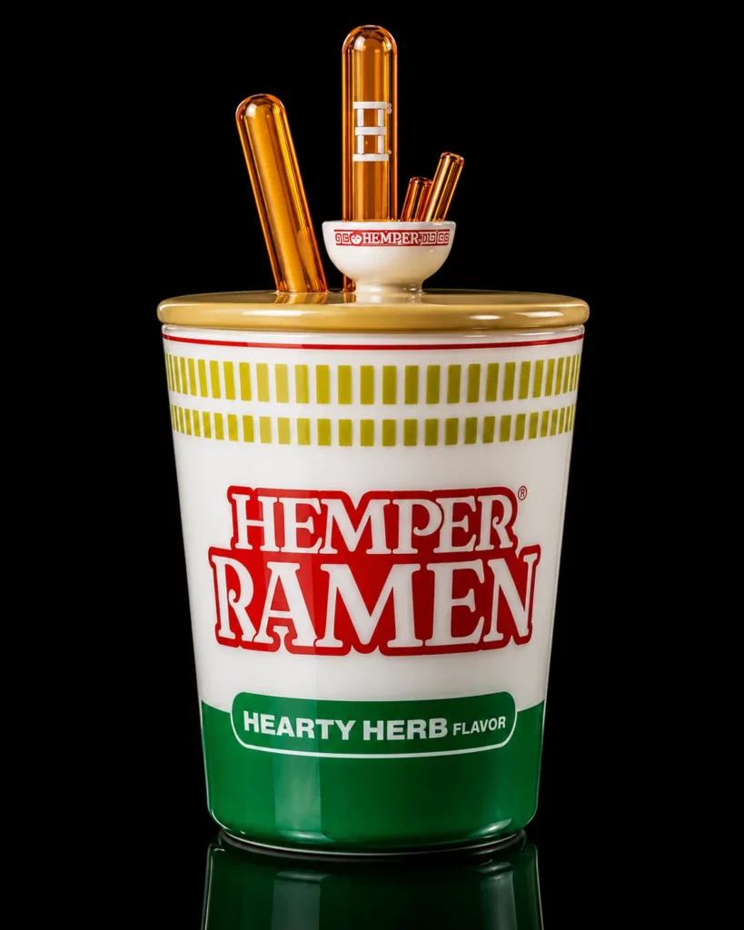 Bong Ramen XL HEMPER en verre borosilicate en forme de cup de nouilles instantanées avec baguettes ambrées et couvercle jaune