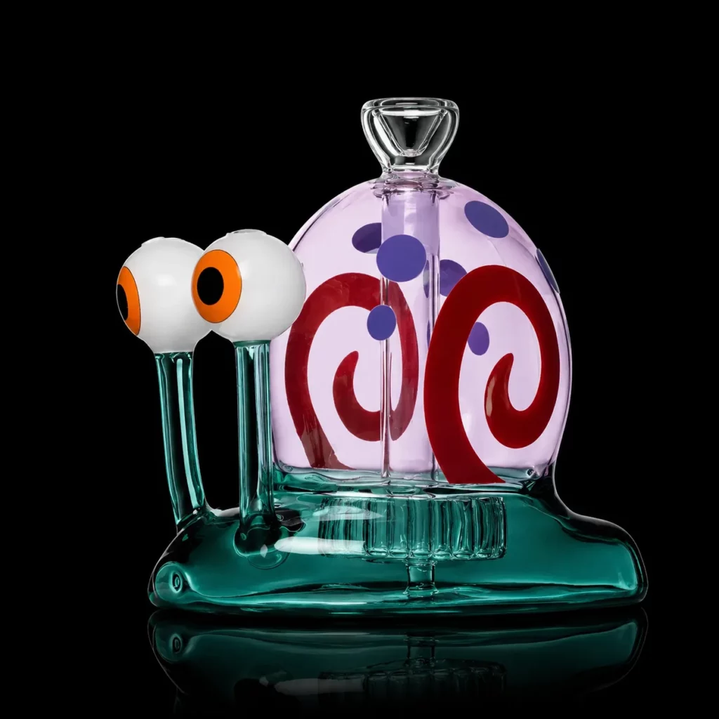 Bong Snail HEMPER en verre en forme d'escargot au corps turquoise et coquille rose à spirales rouges avec yeux sur tiges dont un sert d'embout