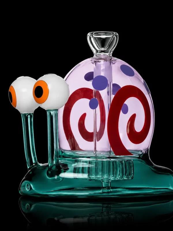 Bong Snail HEMPER en verre en forme d'escargot au corps turquoise et coquille rose à spirales rouges avec yeux sur tiges dont un sert d'embout