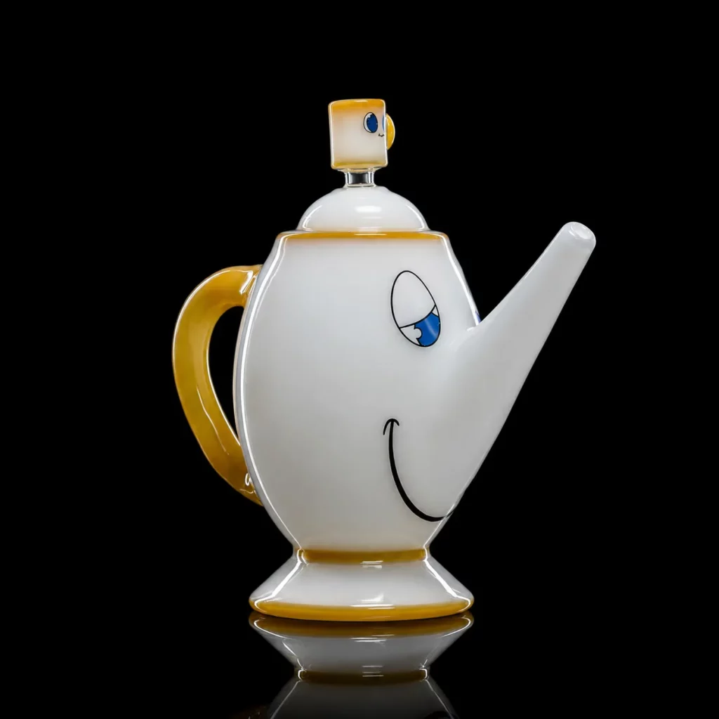 Bong Tea Pot XL HEMPER en verre borosilicate en forme de théière de conte animé blanche à dorures avec bec verseur en embout et petit sucre sur le couvercle