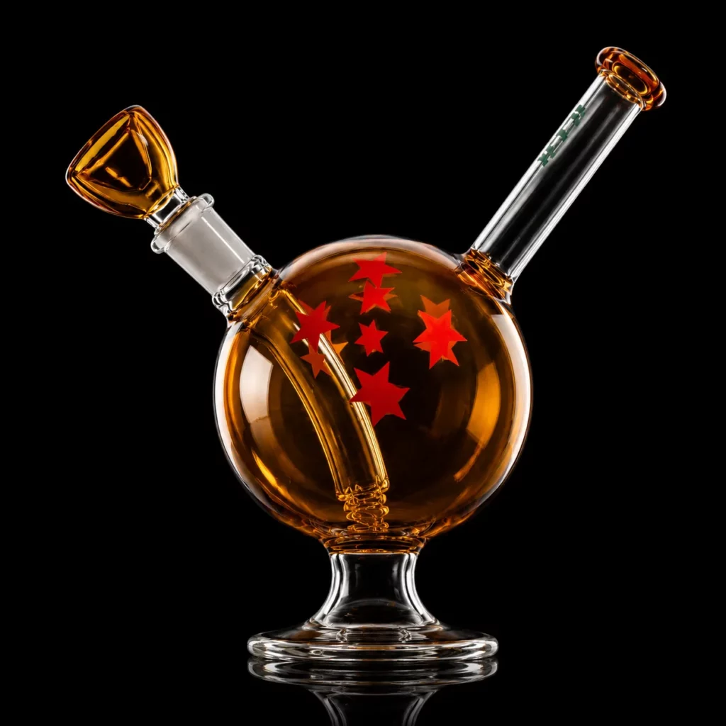 Bong Wish HEMPER en verre en forme de sphère ambrée aux étoiles rouges sur piédestal avec col incliné et douille ambrée