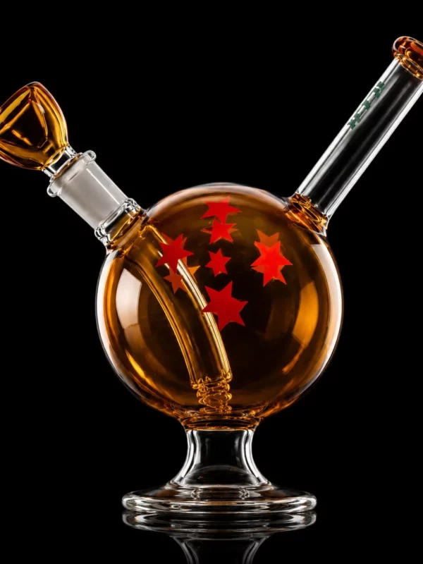 Bong Wish HEMPER en verre en forme de sphère ambrée aux étoiles rouges sur piédestal avec col incliné et douille ambrée