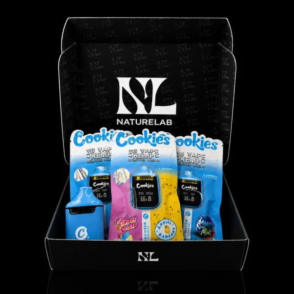 Coffret Nature Lab ouvert présentant les 3 vapes Cookies Dual Chamber 2G : Adios MF Miami Mint, Triple Scoop Apples et Bananas, Cereal Milk LPC
