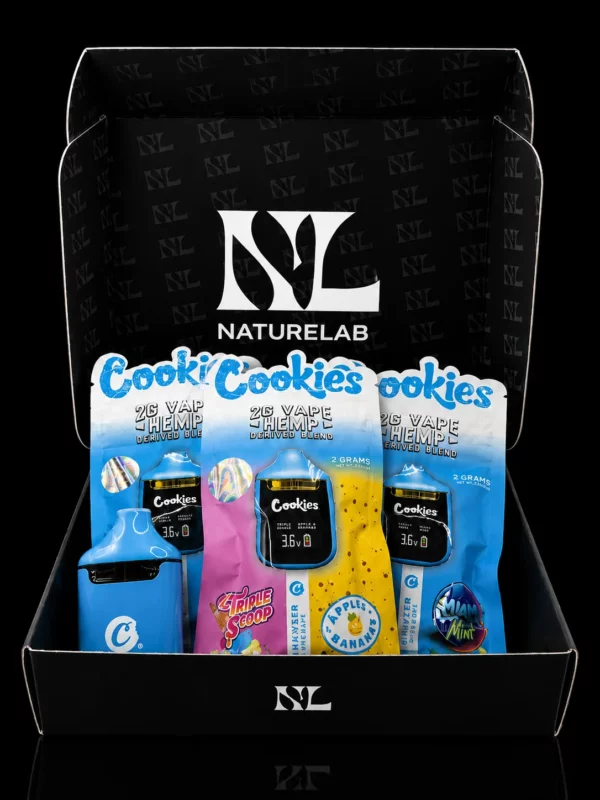 Coffret Nature Lab ouvert présentant les 3 vapes Cookies Dual Chamber 2G : Adios MF Miami Mint, Triple Scoop Apples et Bananas, Cereal Milk LPC
