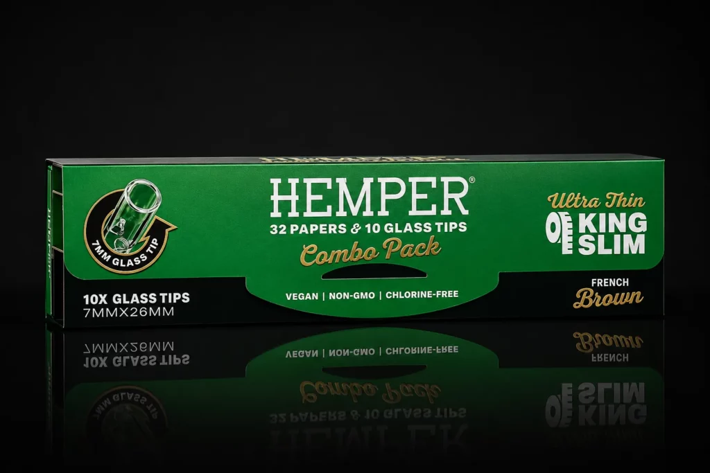 Boîte du Combo Pack HEMPER vue de trois quarts : feuilles King Slim ultra fines et 10 filtres en verre 7 x 26 mm