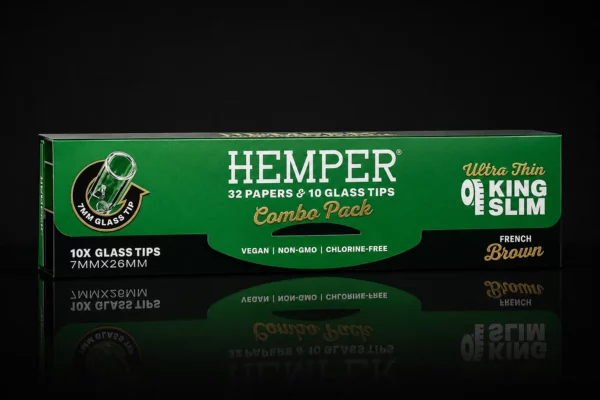 Boîte du Combo Pack HEMPER vue de trois quarts : feuilles King Slim ultra fines et 10 filtres en verre 7 x 26 mm