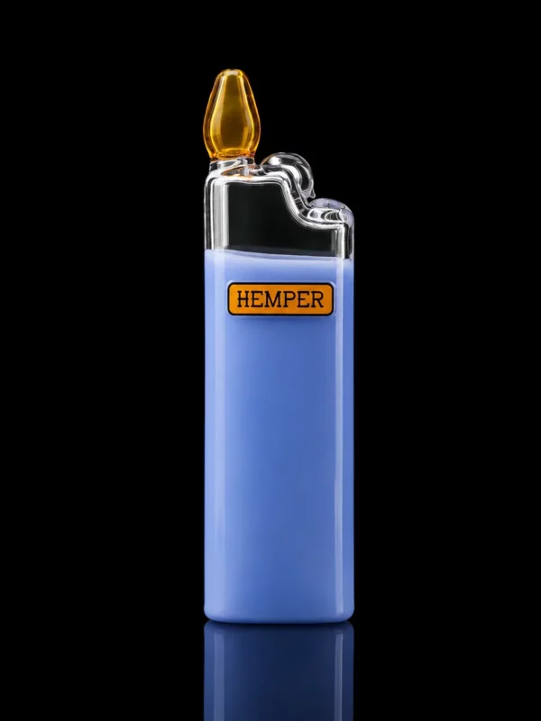 Pipe Briquet HEMPER en verre borosilicate bleu en forme de briquet classique avec capot chromé et embout flamme ambrée