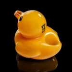 Pipe Duck HEMPER vue de dos montrant le foyer creusé dans le dos du canard en verre jaune et le logo H sur la tête