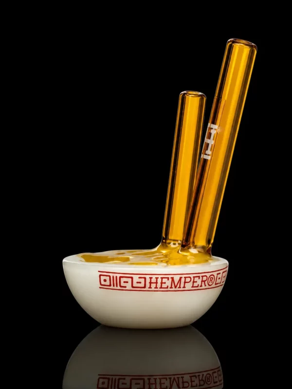 Pipe Ramen HEMPER en verre en forme de mini bol de ramen blanc à frise rouge avec nouilles dorées texturées et baguettes ambrées dont une sert d'embout