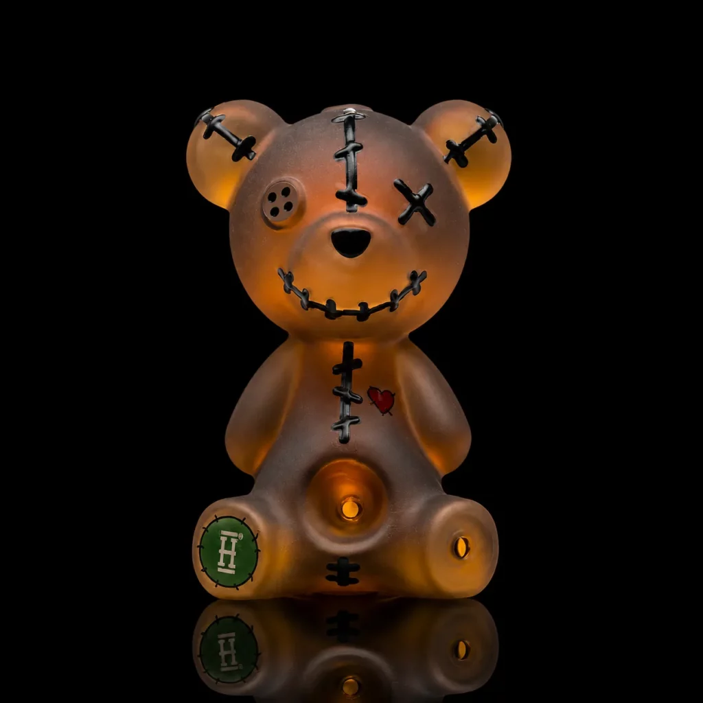 Pipe Scare Bears HEMPER en verre borosilicate ambré givré en forme d'ours en peluche vaudou avec coutures noires, œil bouton et cœur rapiécé