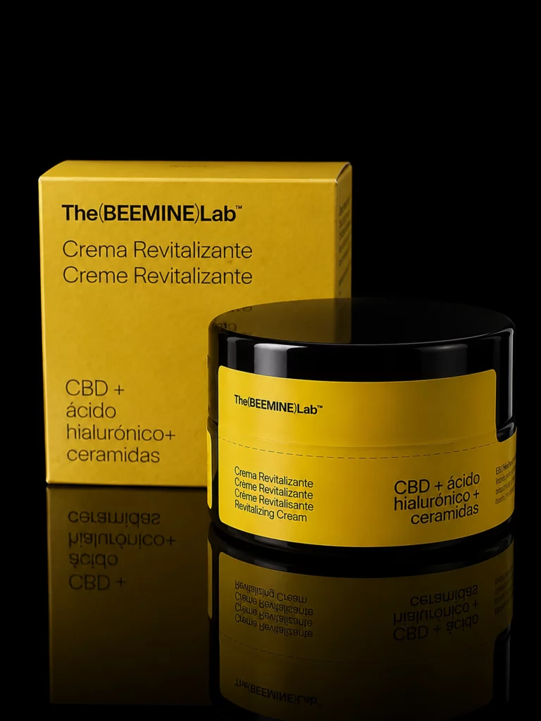 Crème revitalisante CBD, acide hyaluronique et céramides The Beemine Lab, pot en verre noir et étui jaune 45 ml