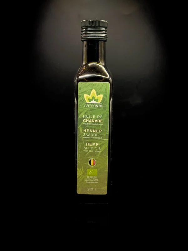 Huile de Chanvre 250ml – Cannavie - fond noir studio, boutique Nature Lab