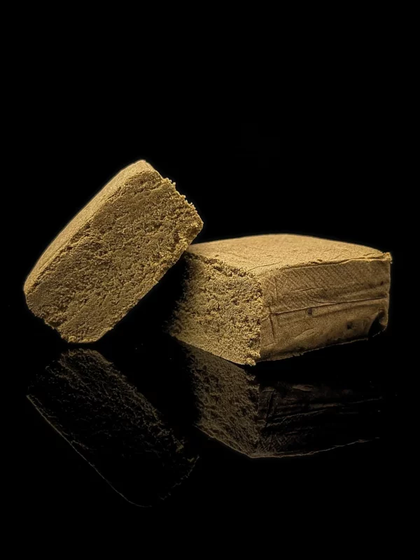 Golden Pollen - fond noir studio, boutique Nature Lab