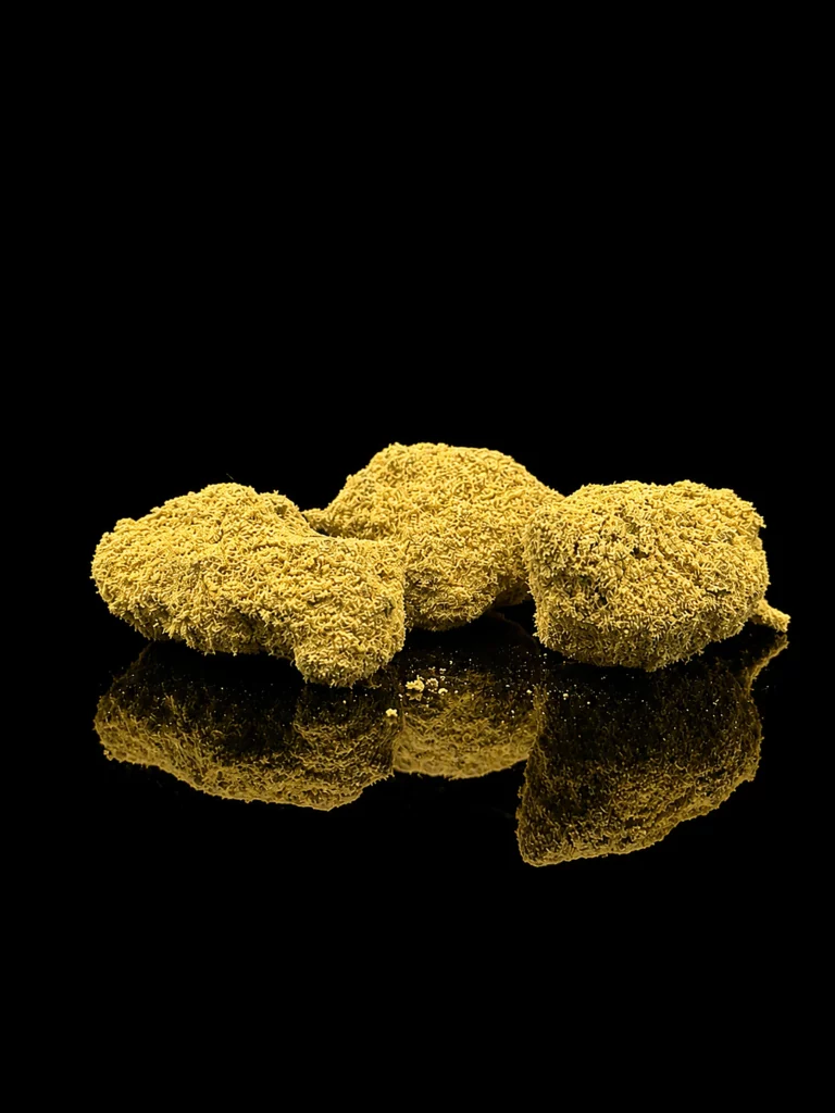 Moonrock CBC Nature Lab - têtes enrobées de résine et de kief, fond noir studio