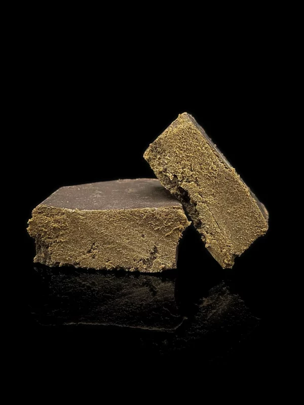 Supreme Ketama - fond noir studio, boutique Nature Lab