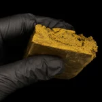 Résine CBD 3x Filtré - bloc tenu en main