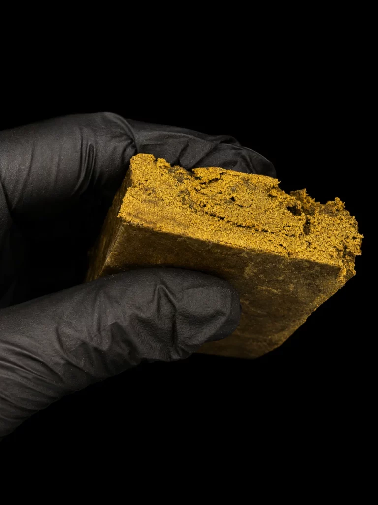 Résine CBD 3x Filtré - bloc tenu en main