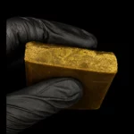 Résine CBD Piatella - bloc tenu en main