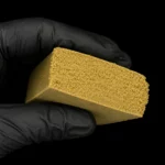 Résine CBD Swiss Cheese - bloc tenu en main