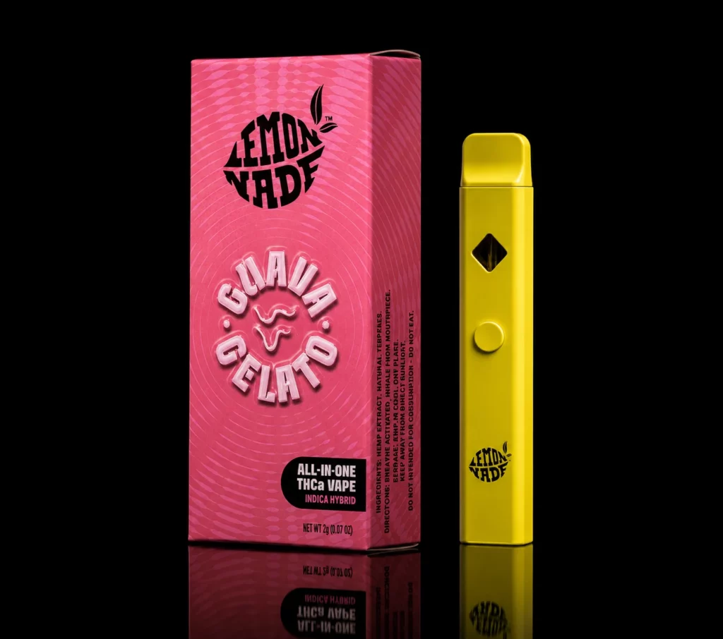 Vape Lemonnade 2G Guava Gelato - puff CBC tout-en-un, boîte rose et vape jaune sur fond noir