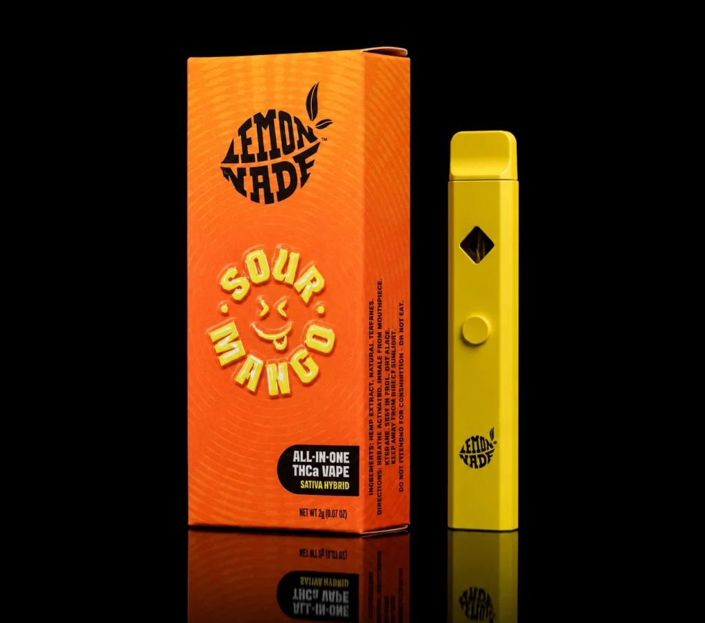 Vape Lemonnade 2G Sour Mango - puff CBC tout-en-un, boîte orange et vape jaune sur fond noir