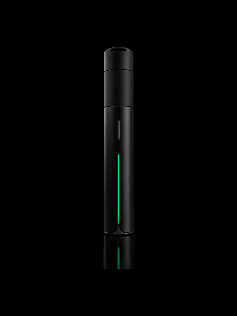 Vaporisateur Puffco Pivot noir avec bande lumineuse verte - fond noir studio, boutique Nature Lab