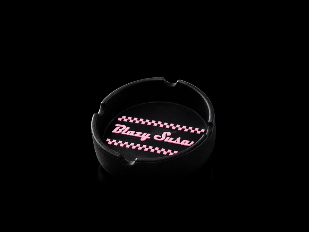 Cendrier en silicone Blazy Susan noir avec logo rose en relief et quatre encoches - fond noir studio, boutique Nature Lab