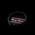 Cendrier en silicone Blazy Susan noir avec logo rose en relief et quatre encoches - fond noir studio, boutique Nature Lab
