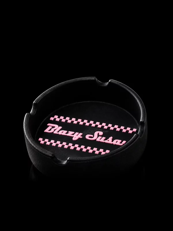 Cendrier en silicone Blazy Susan noir avec logo rose en relief et quatre encoches - fond noir studio, boutique Nature Lab