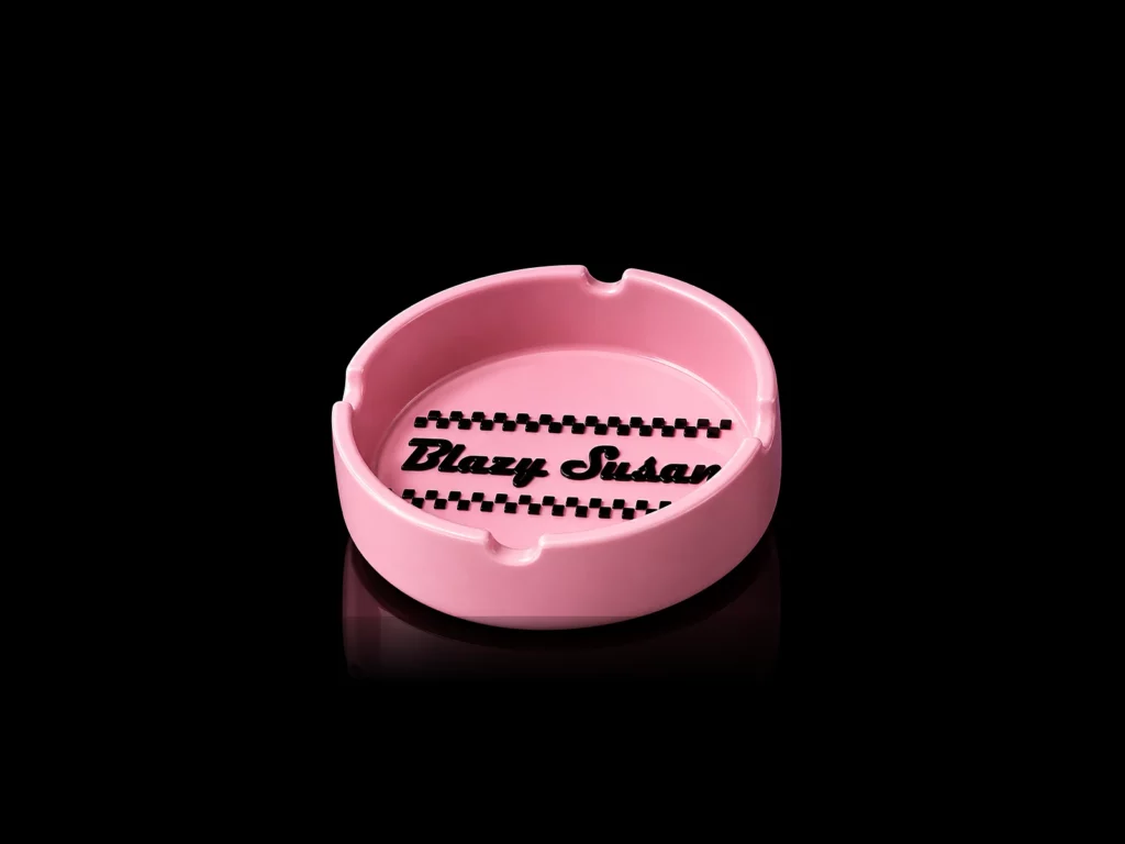 Cendrier en silicone Blazy Susan rose avec logo en relief et quatre encoches - fond noir studio, boutique Nature Lab