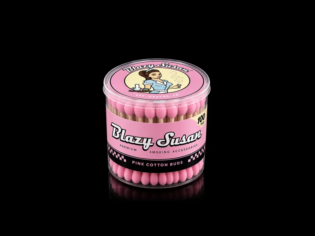 Boîte de 100 cotons-tiges roses Blazy Susan Pink Cotton Buds, tige bambou - fond noir studio, boutique Nature Lab