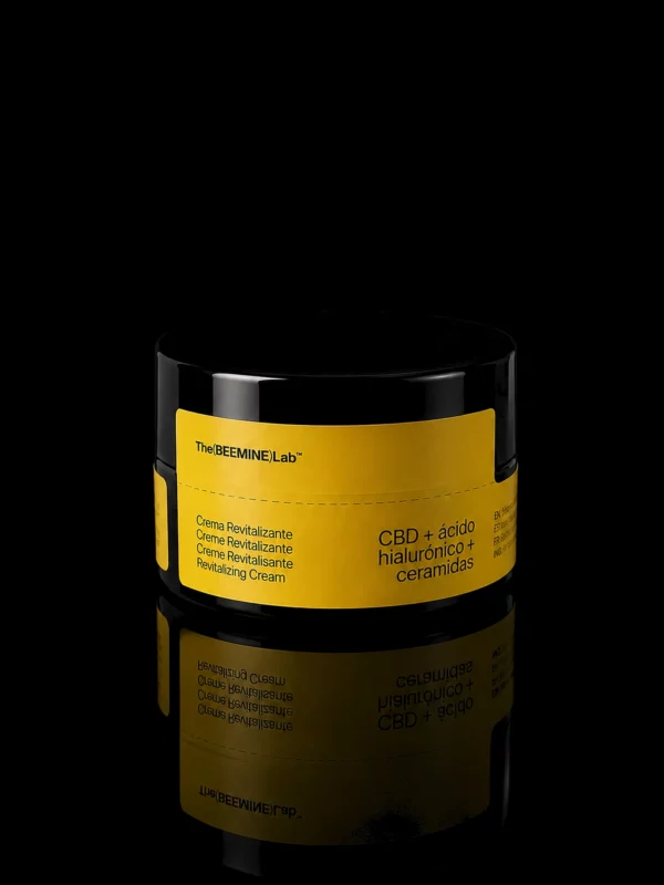 Creme Revitalisante CBD + acide hyaluronique + ceramides The Beemine Lab, pot 50 ml sur fond noir