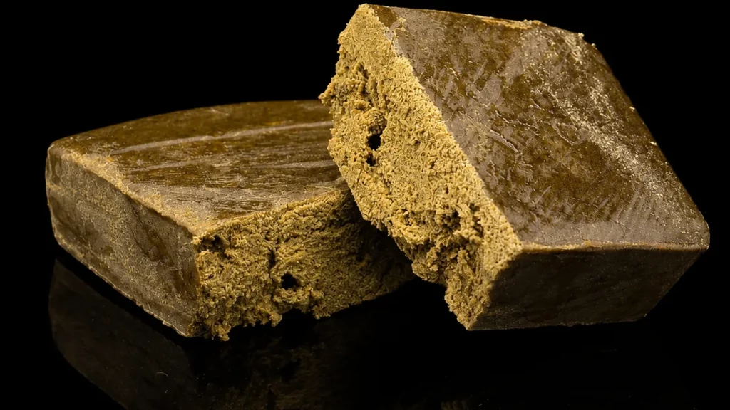 Résine CBD 3x Filtré : bloc brun-vert au grain fin, issu de trois tamisages