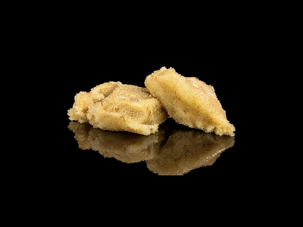 Résine CBC Mister White : blocs blonds et sablés de hash tamisé à sec, sur fond noir