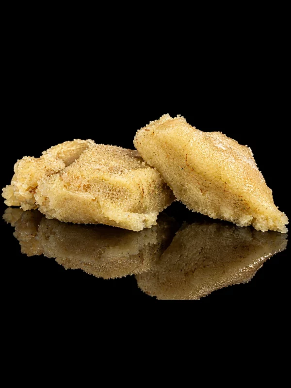 Résine CBC Mister White : blocs blonds et sablés de hash tamisé à sec, sur fond noir