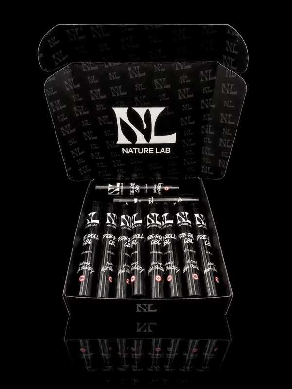 Pack 10 Pre Rolls CBC : coffret Nature Lab ouvert avec dix étuis noirs de pre-rolls, fond noir studio