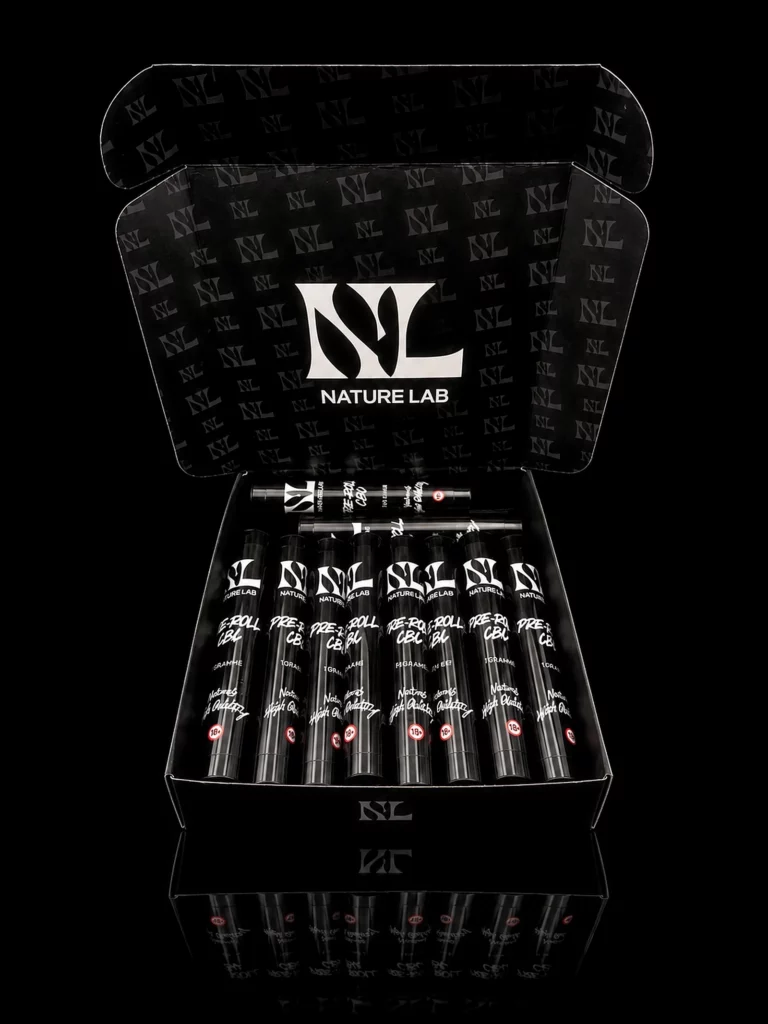 Pack 10 Pre Rolls CBC : coffret Nature Lab ouvert avec dix étuis noirs de pre-rolls, fond noir studio