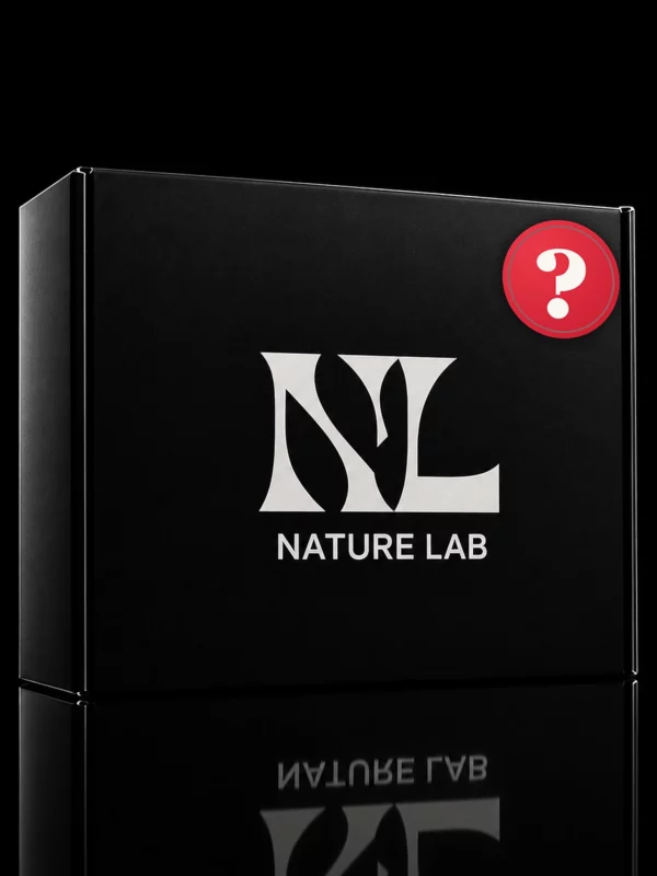 Pack Mystère CBC : coffret Nature Lab fermé avec un sceau rouge point d'interrogation, fond noir studio