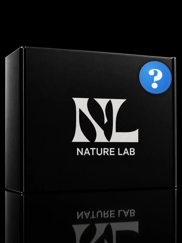 Pack Mystère CBD : coffret Nature Lab fermé avec un sceau bleu point d'interrogation, fond noir studio