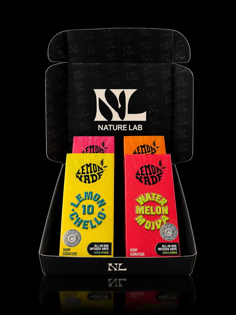 Pack Vapes Lemonnade 2G : coffret Nature Lab ouvert avec les vapes Lemonchello, Watermelon Mojito, Guava Gelato et Sour Mango, fond noir studio