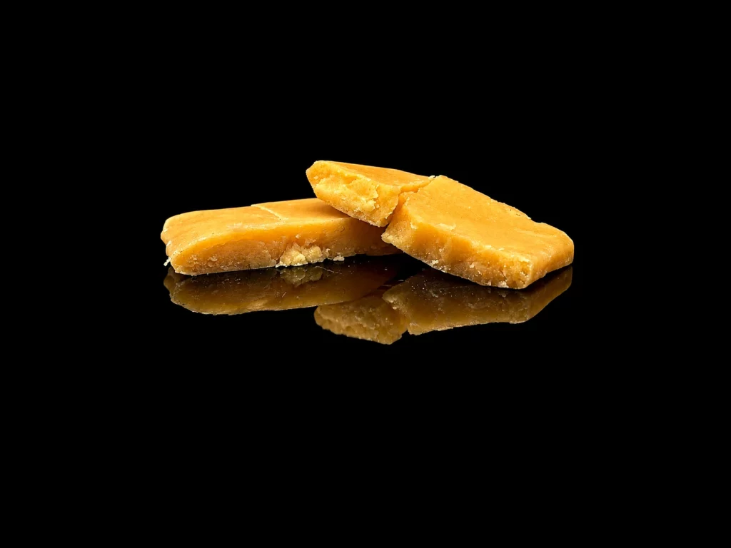 Résine CBC Piatella Mango : plaques blondes et crémeuses de hash affiné à froid, sur fond noir